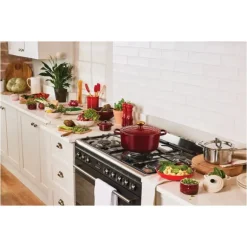 Cocotte en Fonte Ronde 28 cm Garnet Bouton Doré Le Creuset Signature