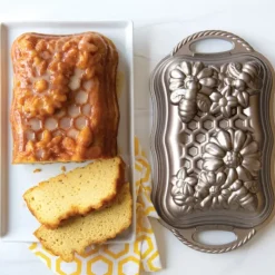 Moule à Cake Fleurs et Abeilles Toffee Nordic Ware
