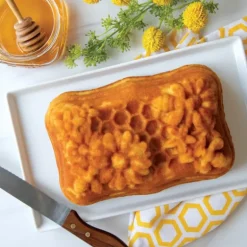 Moule à Cake Fleurs et Abeilles Toffee Nordic Ware