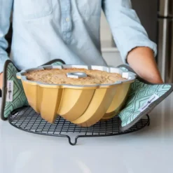 Moule à Gâteau Bundt Torsadé Gold Nordic Ware