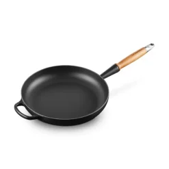 Poêle en Fonte 28 cm Noir Mat avec Manche en Bois Le Creuset Signature