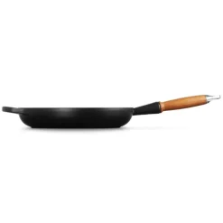 Poêle en Fonte 28 cm Noir Mat avec Manche en Bois Le Creuset Signature