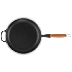 Poêle en Fonte 28 cm Noir Mat avec Manche en Bois Le Creuset Signature