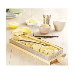 Rectangle perforé 25 x 8 cm de L'école Valrhona par De Buyer